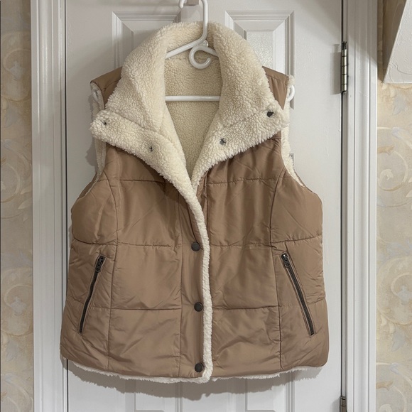 Lucky Brand Reversible Cream Sherpa/Tan Polyester Vest - Picture 2 of 12